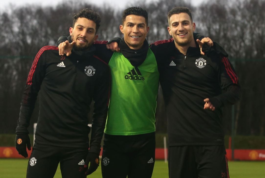 Ronaldo binh than truoc su chi trich hinh anh