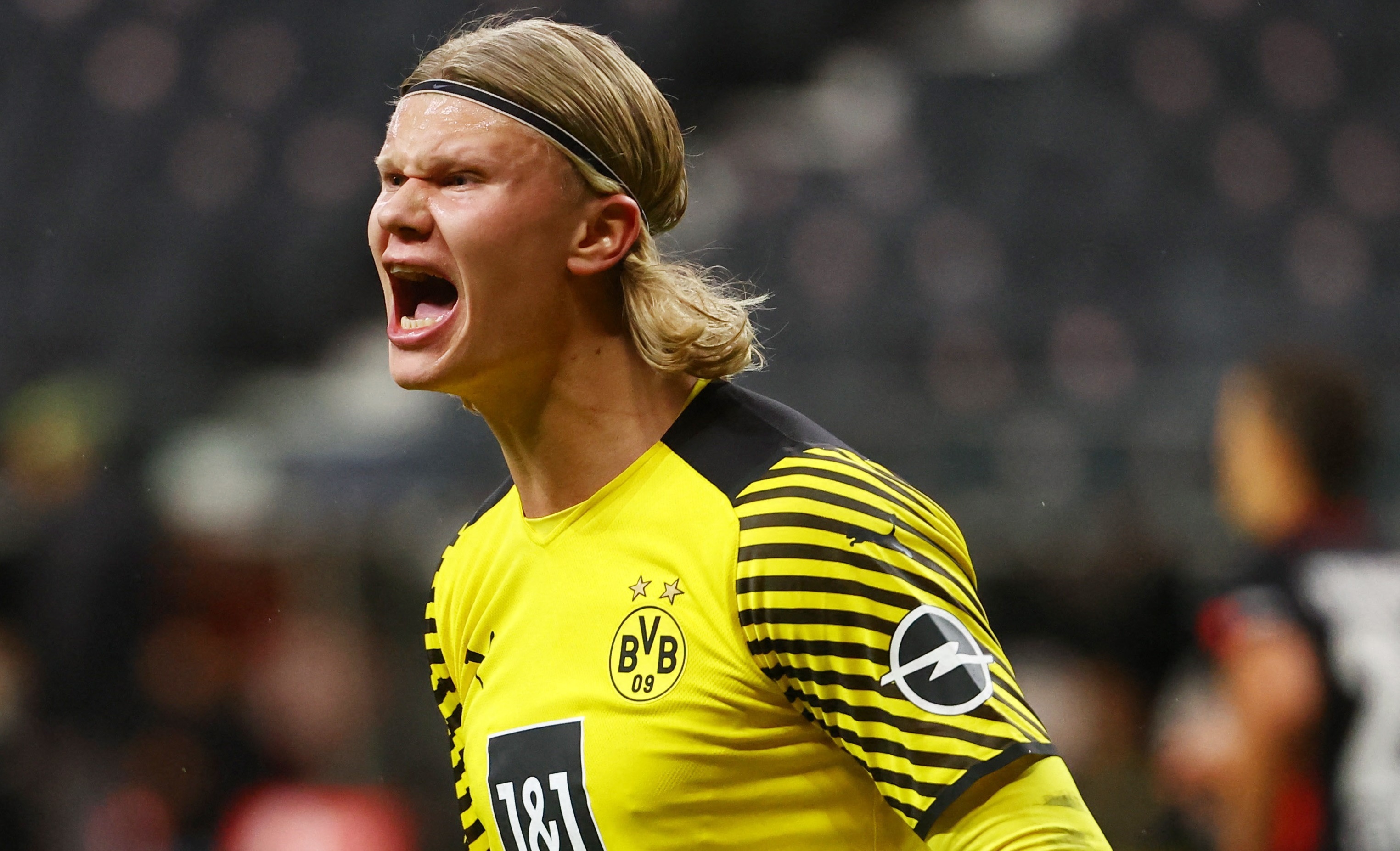 Dortmund thang nguoc Frankfurt du bi dan 2-0 hinh anh