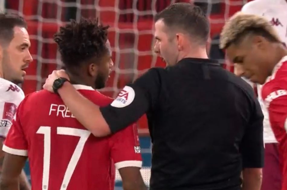 Trong tai khoac vai cau thu MU khi tran dau dang dien ra hinh anh