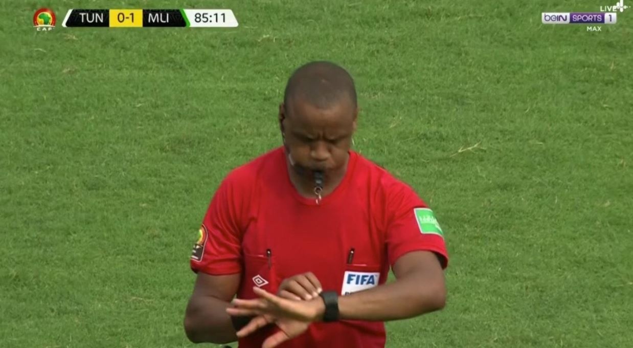 Trong tai mac sai lam hy huu o cup vo dich Chau Phi anh 1