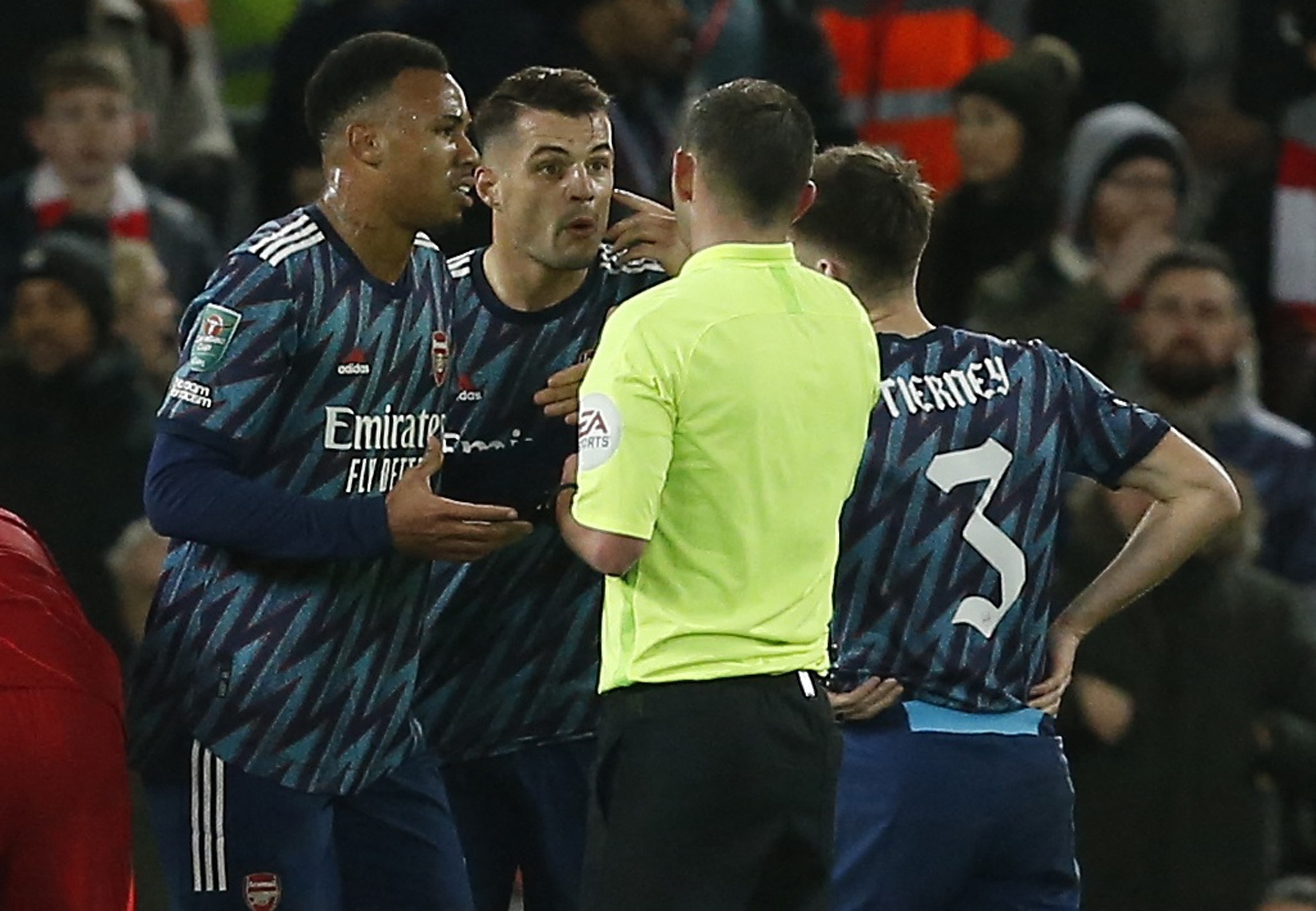 Xhaka nhan the do anh 3