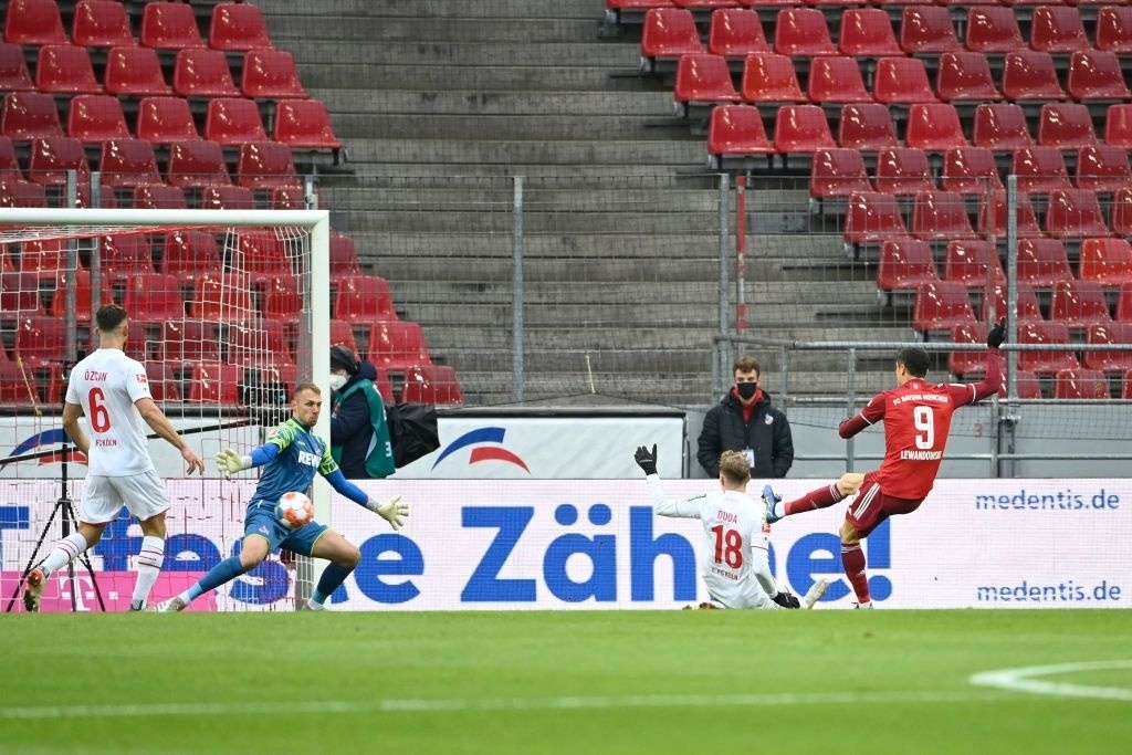 Lewandowski lap hat-trick anh 2