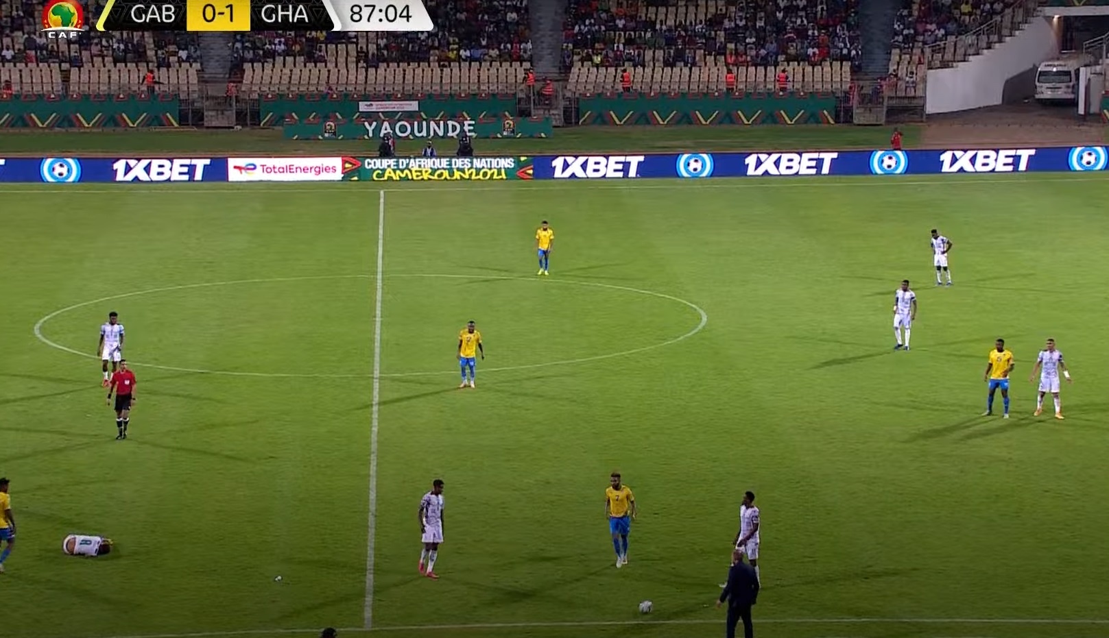 Cau thu Ghana dam doi phuong anh 4