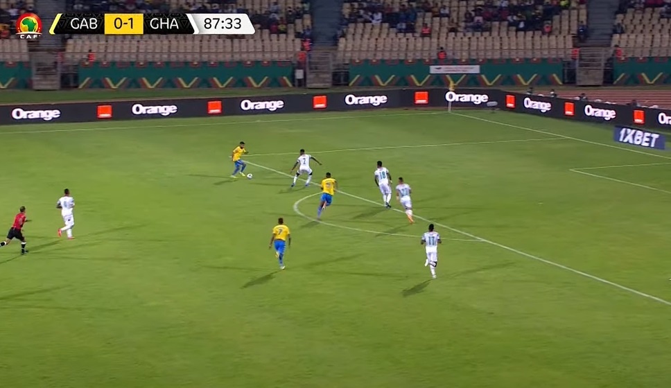 Cau thu Ghana dam doi phuong anh 5