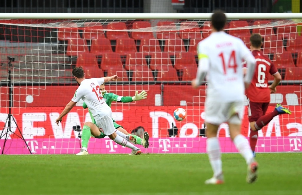 Lewandowski lap hat-trick anh 4