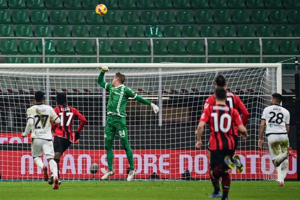 Milan thua Spezia anh 4