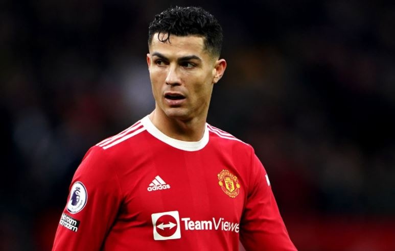 Ronaldo khong hai long voi 2 dong doi hinh anh