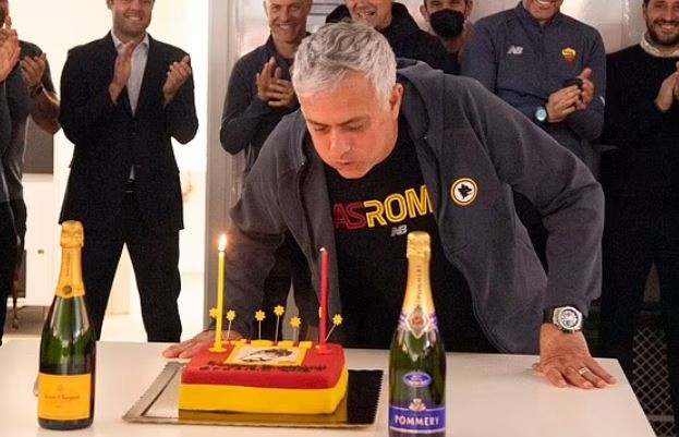 Roma mo tiec sinh nhat cho HLV Mourinho hinh anh