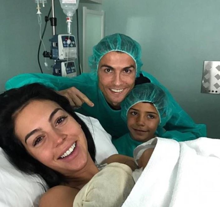 Ronaldo thap sang thap Dubai de mung sinh nhat ban gai anh 6