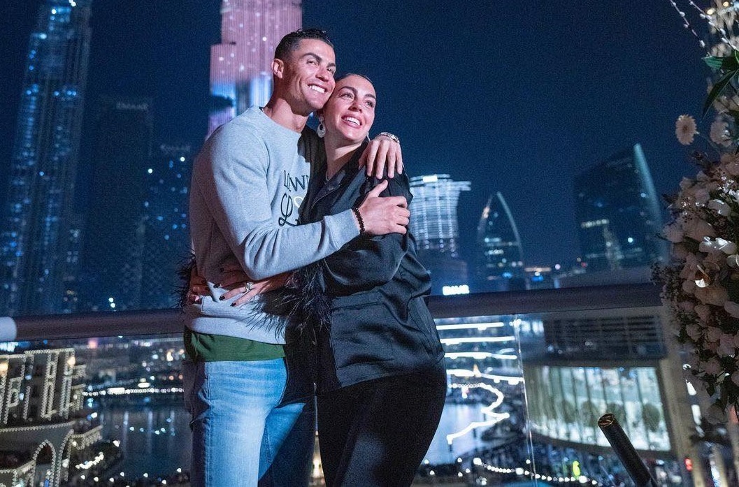 Ronaldo thap sang thap Dubai de mung sinh nhat ban gai anh 1