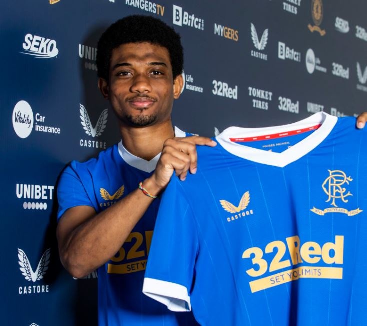 Man United cho muon cau thu thu 3 anh 1