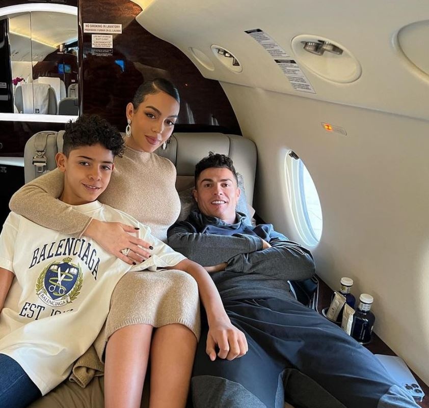 Ronaldo thap sang thap Dubai de mung sinh nhat ban gai anh 7