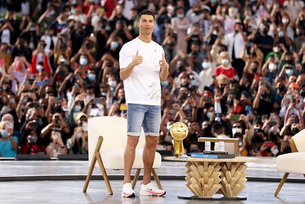 Ronaldo nhan giai thuong o Dubai anh 3