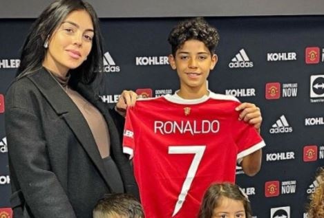 Ronaldo Junior ky hop dong voi Man United hinh anh