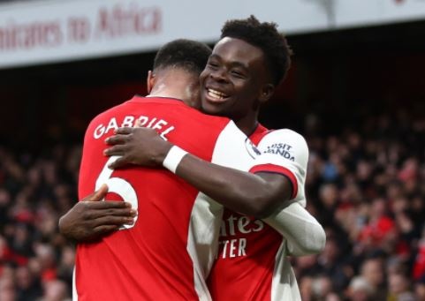 Arsenal pha hoi nong vao Man United hinh anh