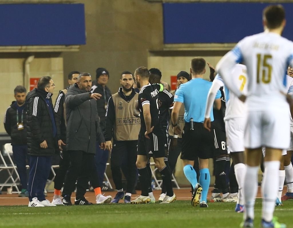 Cau thu khong nhan ban thang sau pha dung tay anh 2