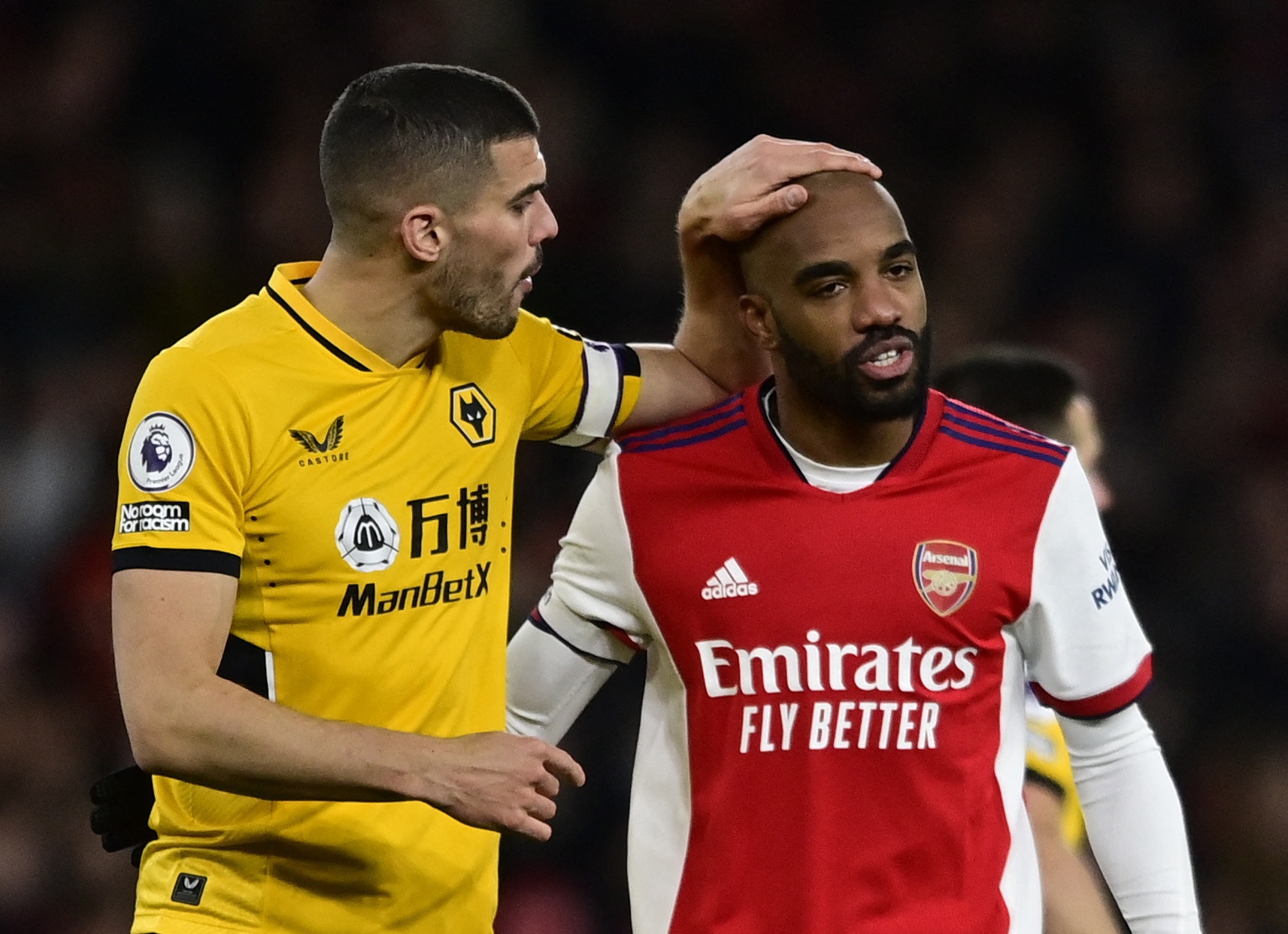 Pha thay nguoi nham gay gian doan tran Arsenal dau Wolves hinh anh