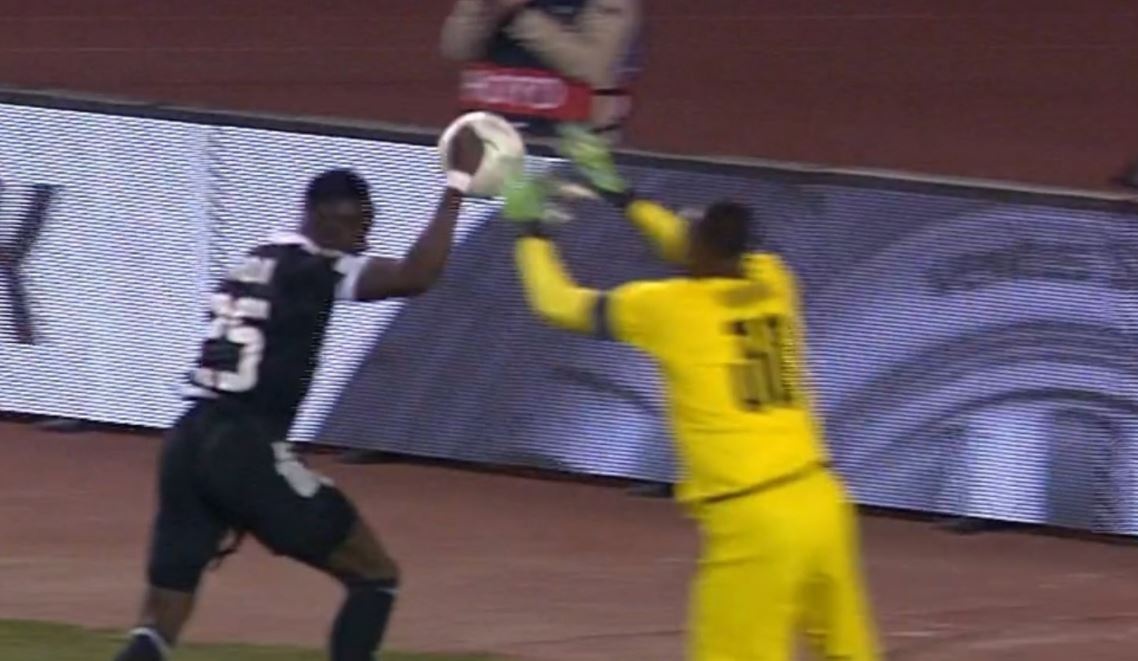 Cau thu khong nhan ban thang sau pha dung tay anh 1