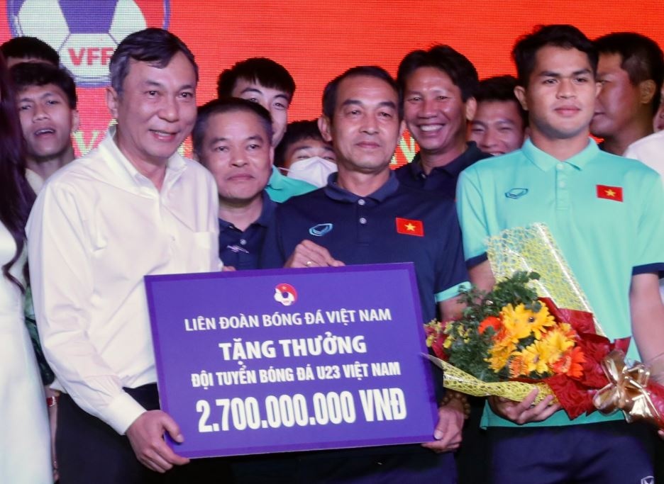 U23 Viet Nam nhan thuong 2,7 ty dong trong le mung cong hinh anh