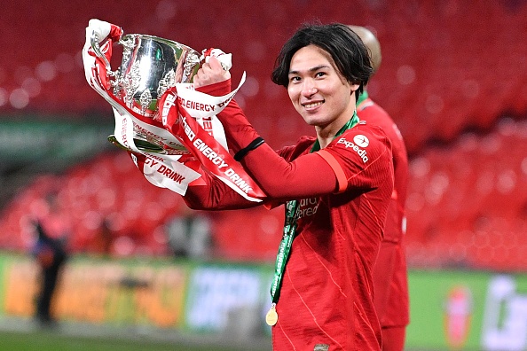 Hanh dong dep cua Minamino trong le an mung vo dich League Cup hinh anh