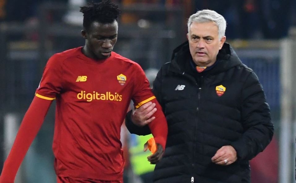 Mourinho duoi hoc tro xuong doi tre vi di hop dem hinh anh