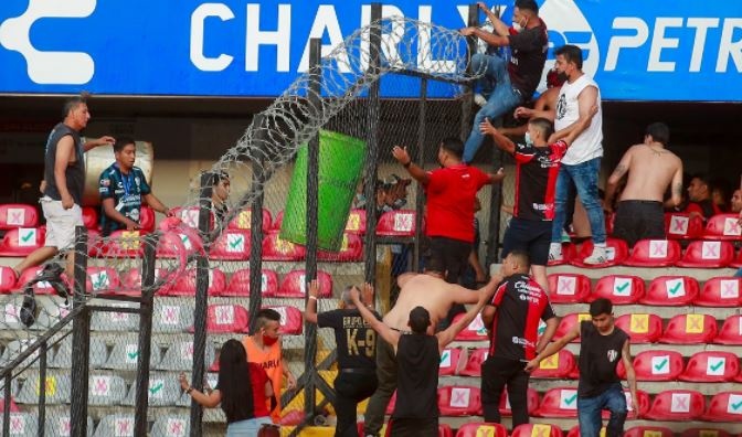 Hon chien khien 17 nguoi thiet mang o giai VDQG Mexico anh 1