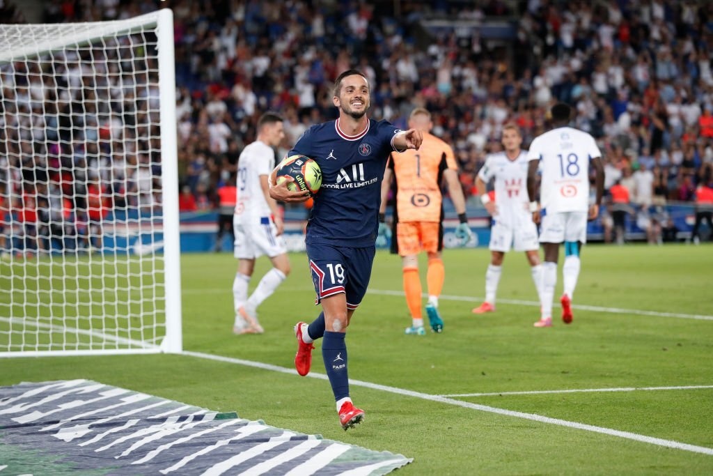 Doi hinh chuyen nhuong lang phi cua PSG anh 4