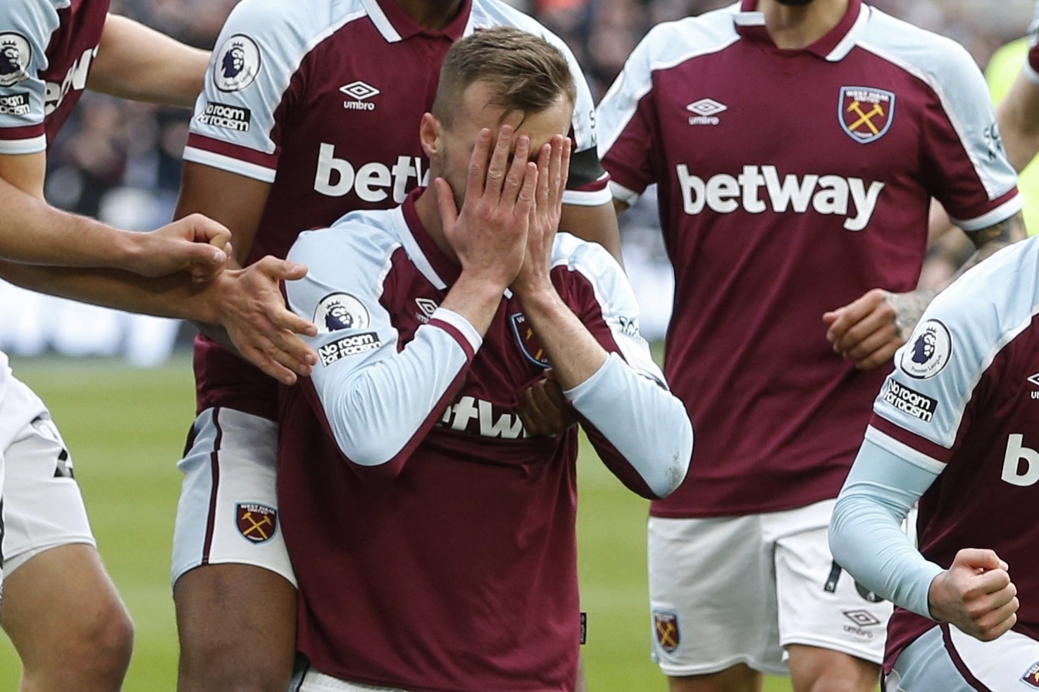 Tien dao khoc sau khi ghi ban tai Premier League hinh anh