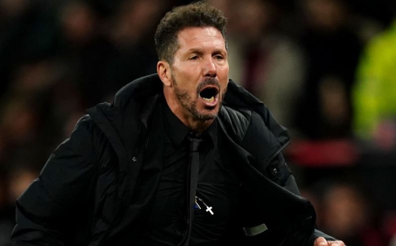 Co dong vien MU noi gian voi HLV Simeone hinh anh