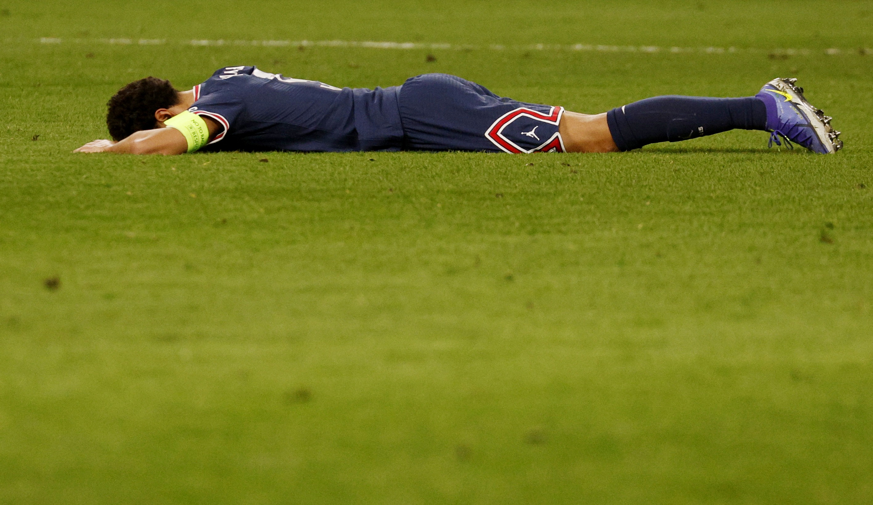 Dan sao 880 trieu euro bi loai khoi Champions League anh 11