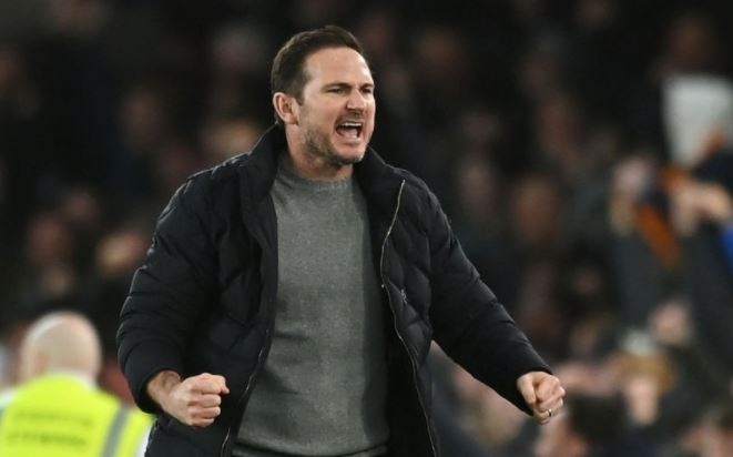 Everton gianh 3 diem o phut 90+9 hinh anh