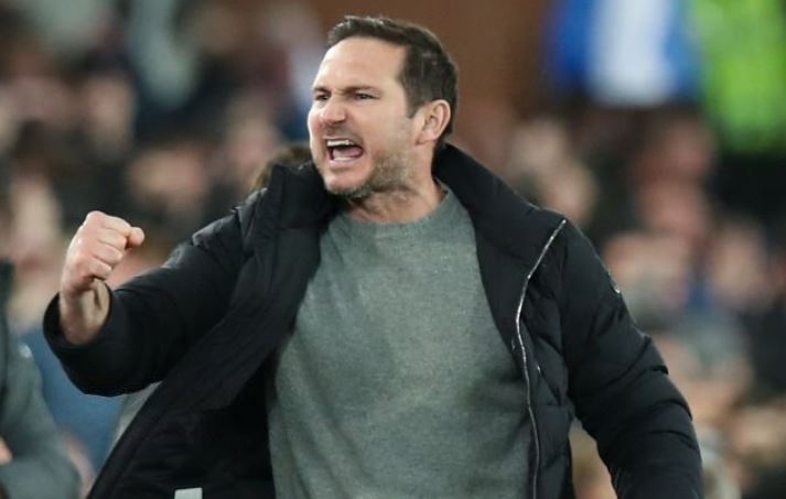 HLV Lampard gay ngon tay khi an mung ban thang o phut 90+9 hinh anh