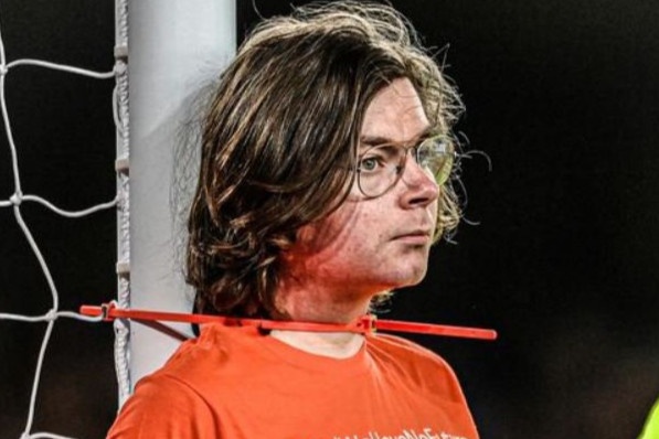 CDV tu buoc co vao cau mon trong tran dau cua Everton hinh anh