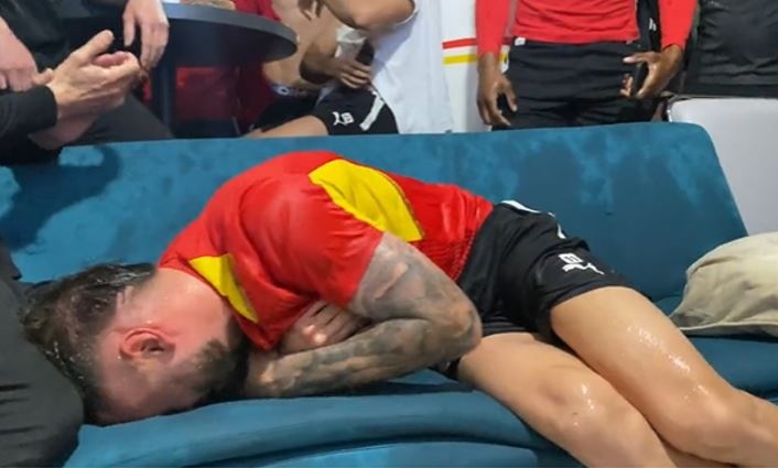 Cau thu khoc khi lan dau len tuyen Phap hinh anh