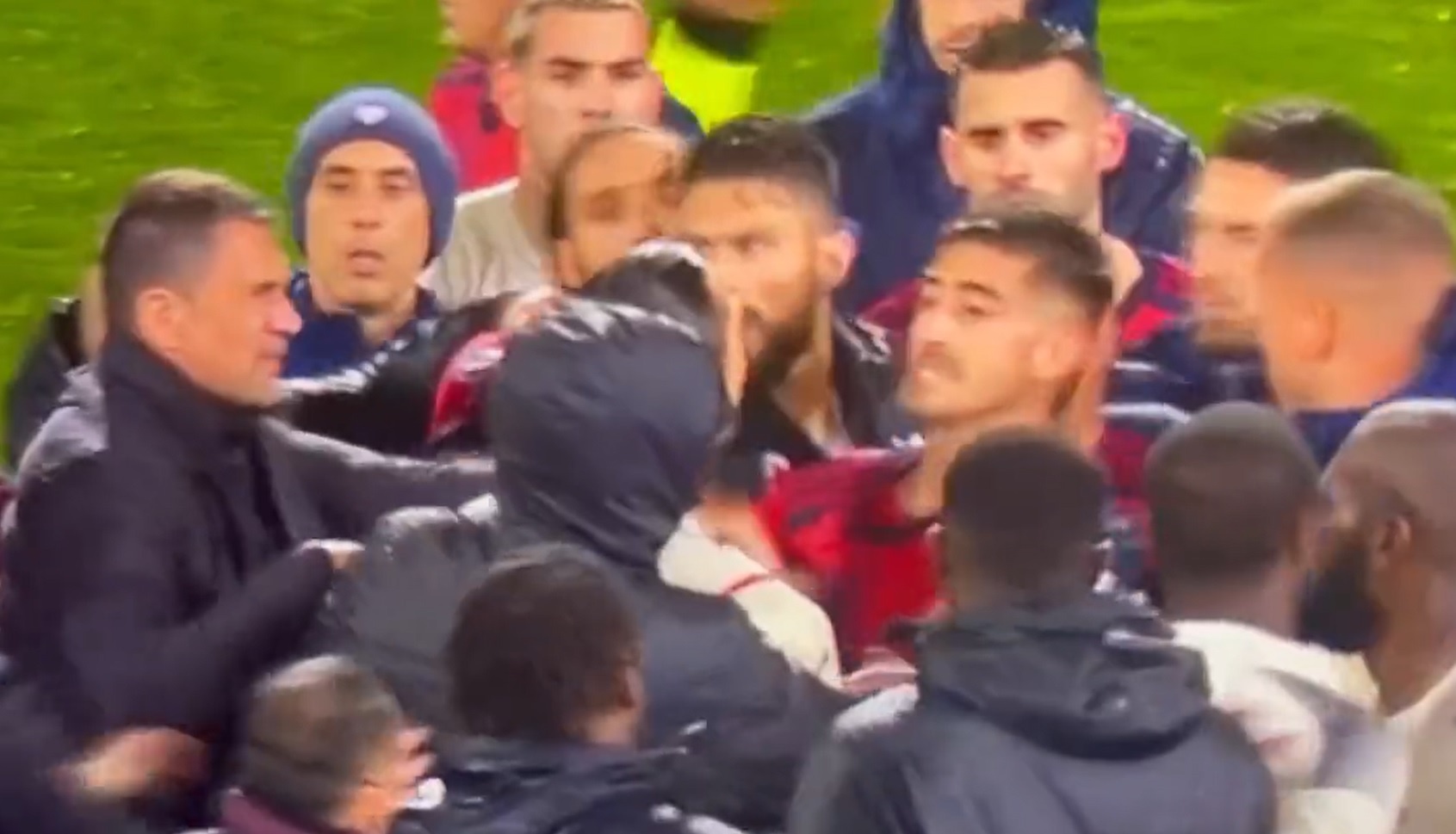 Ibra noi gian vi dong doi bi phan biet chung toc anh 2