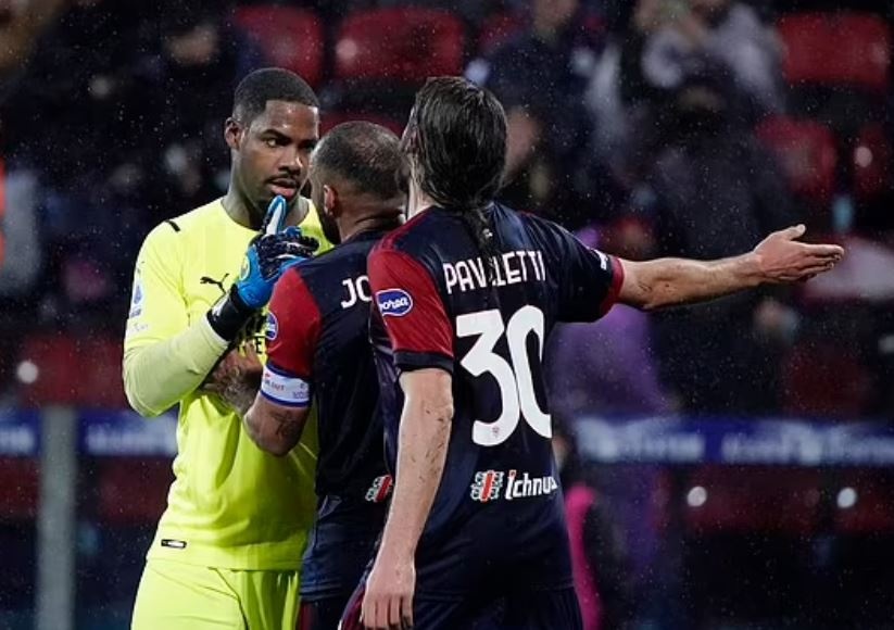 Ibra noi gian vi dong doi bi phan biet chung toc anh 4