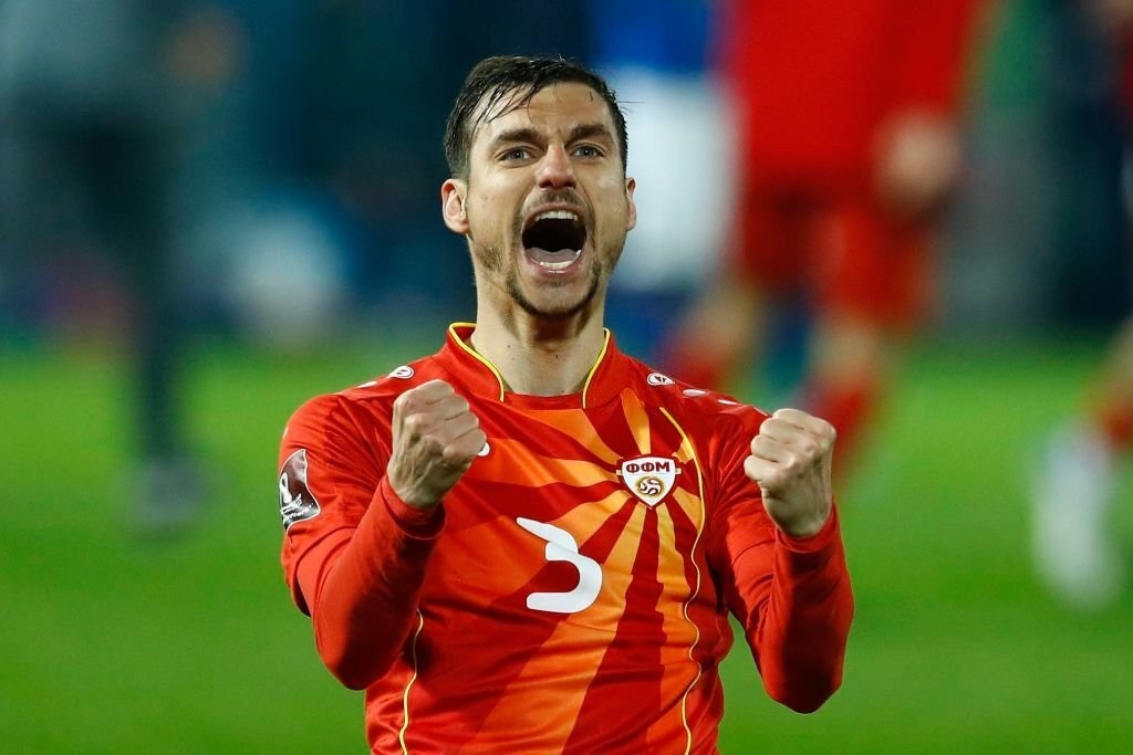 Cau thu Bac Macedonia khoc sau khi loai Italy anh 4