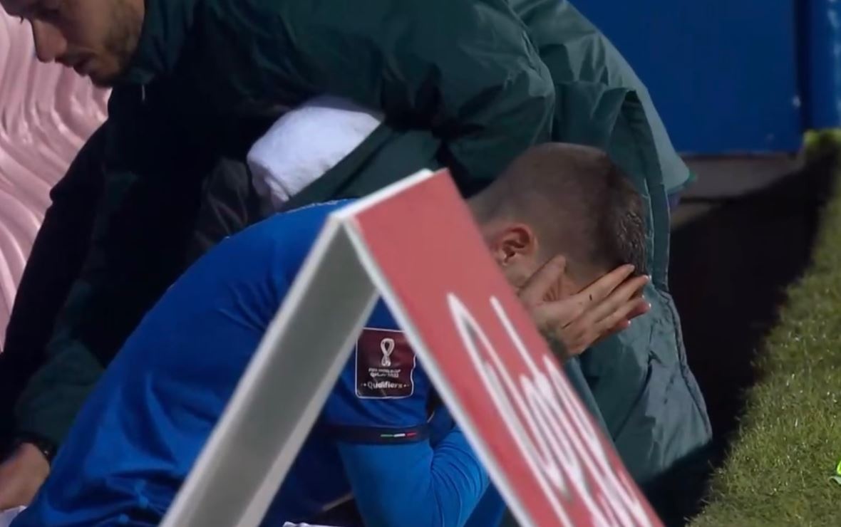 Cau thu Bac Macedonia khoc sau khi loai Italy anh 7