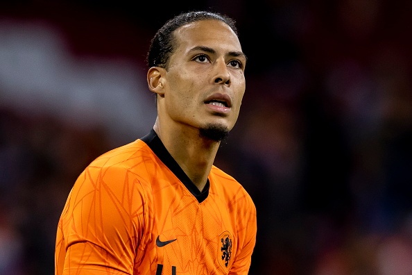 Van Dijk khau chien voi HLV Van Gaal hinh anh
