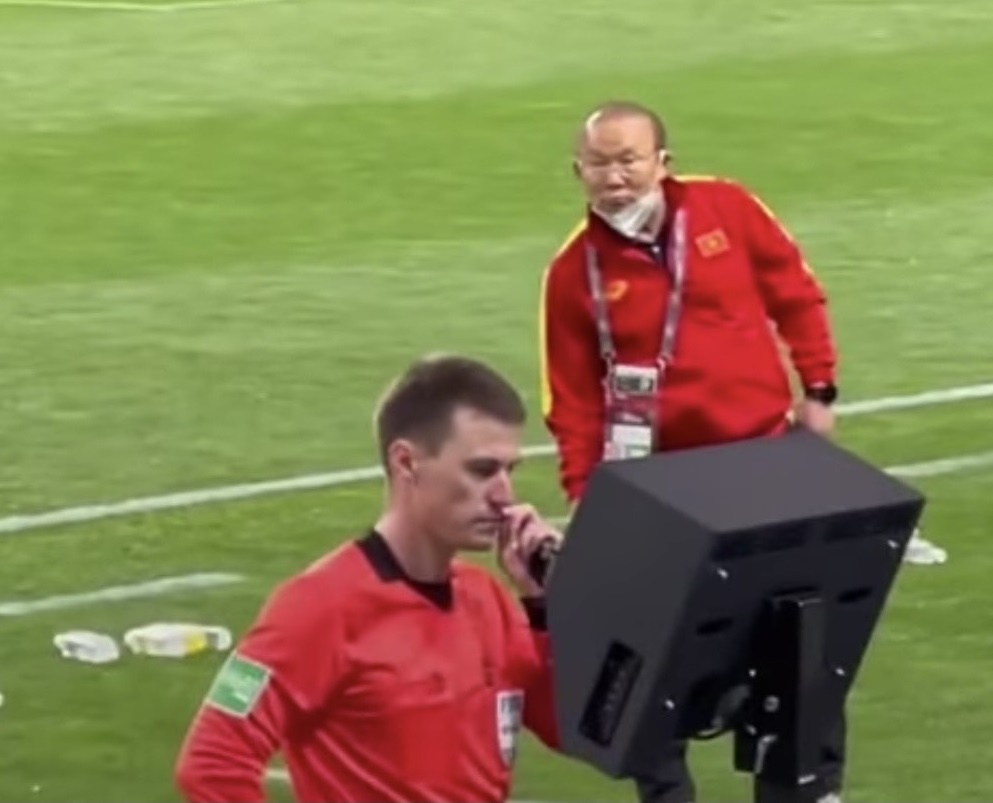 Thay Park len nhin man hinh VAR anh 1