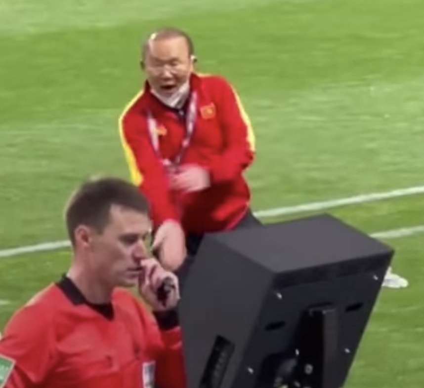 Thay Park len nhin man hinh VAR anh 2