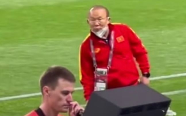 HLV Park phat hien loi cua cau thu Nhat Ban khi nhin man hinh VAR hinh anh