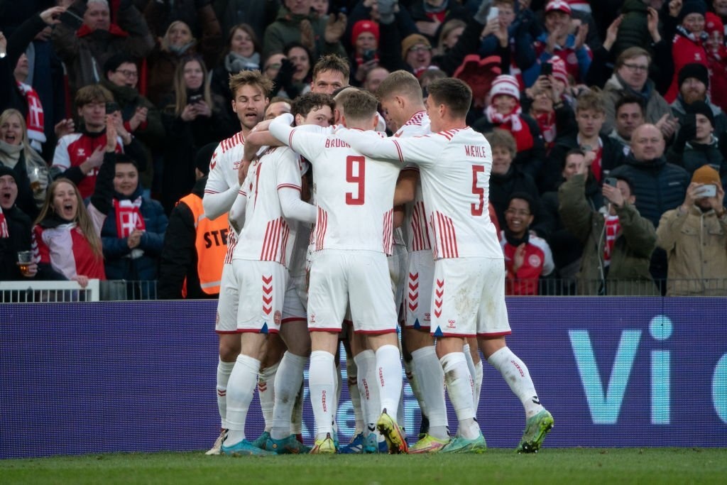 Eriksen toa sang trong mau ao Dan Mach anh 7