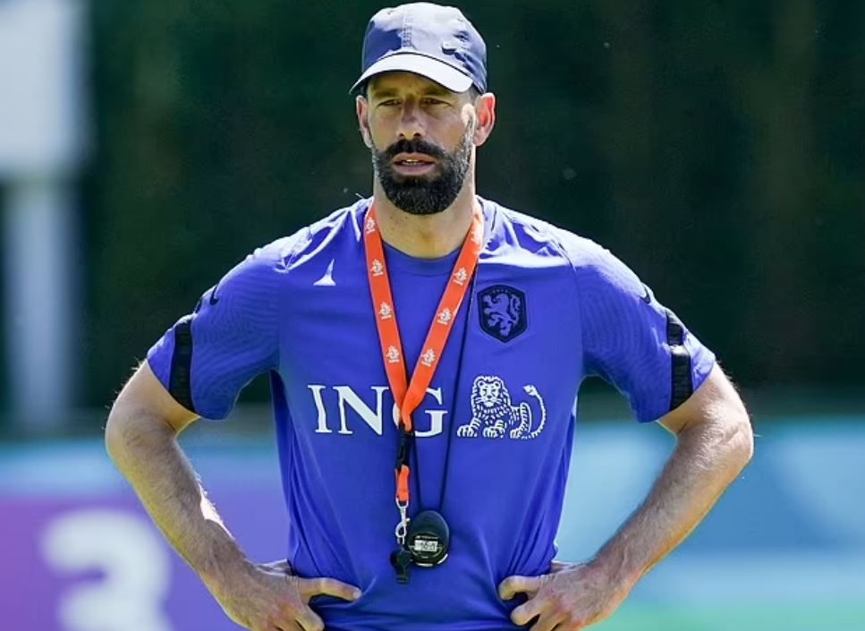 Van Nistelrooy dan dat CLB 24 lan vo dich Ha Lan anh 1