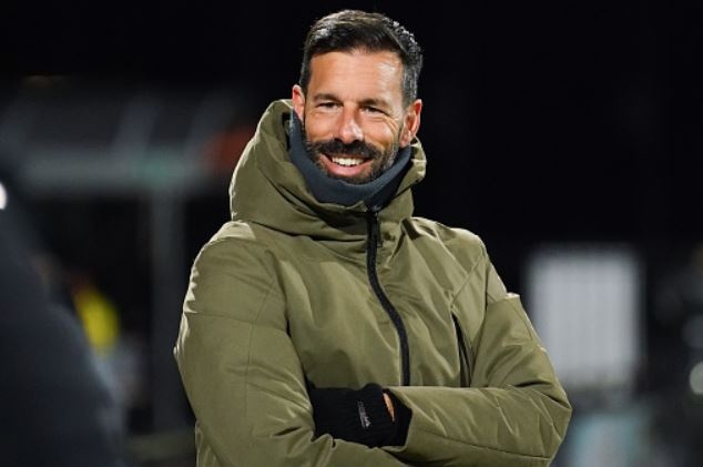 Van Nistelrooy dan dat CLB 24 lan vo dich Ha Lan hinh anh