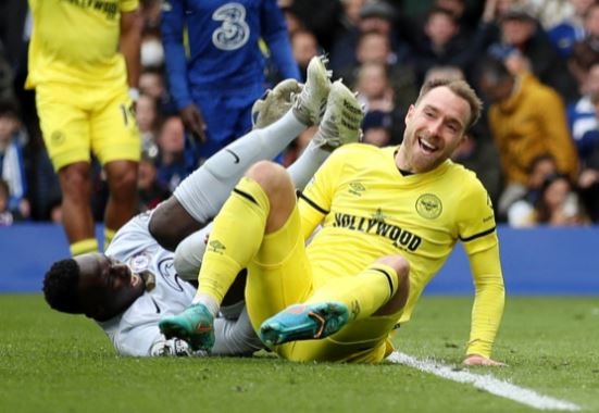Eriksen ghi ban giup Brentford thang Chelsea 4-1 hinh anh