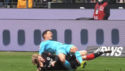 Cau thu Bundesliga gay chan sau pha va cham hinh anh