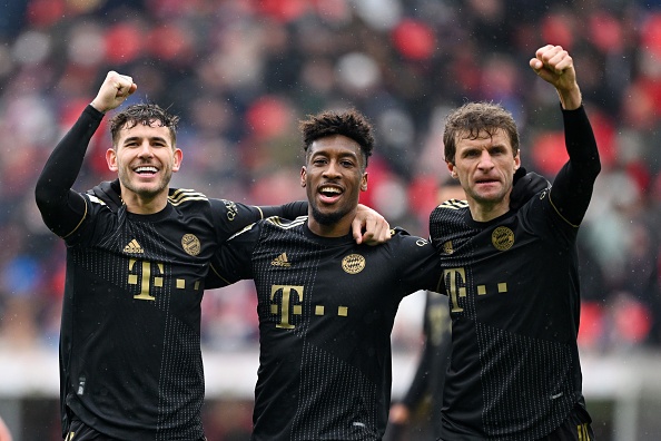 Bayern thi dau voi 12 cau thu tren san hinh anh