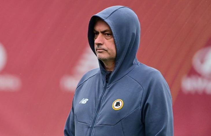 HLV Mourinho bi CDV nem tuyet hinh anh