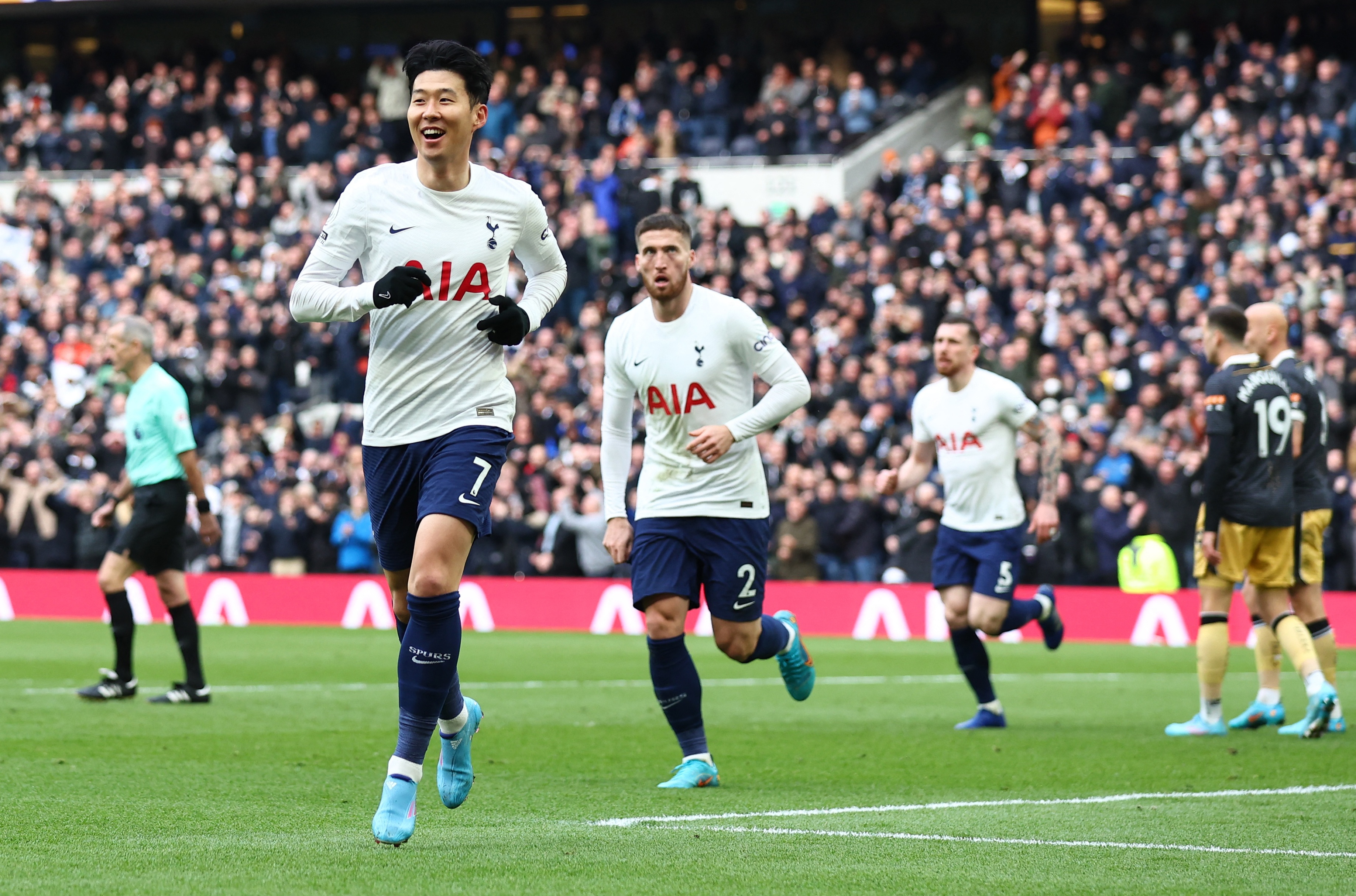 Doi hinh hay nhat vong 31 Premier League anh 2